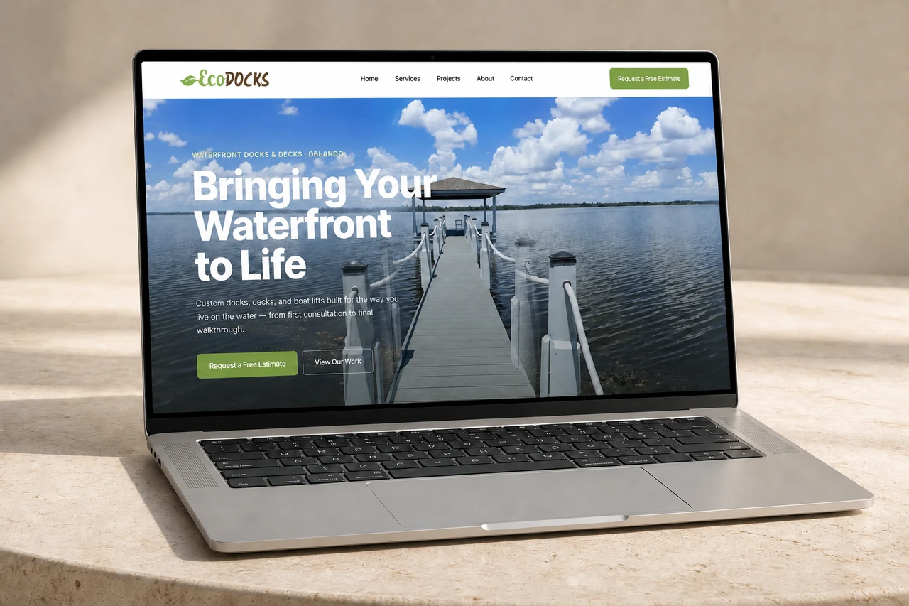 Strona internetowa Eco Docks wyświetlona na ekranie laptopa - sekcja hero